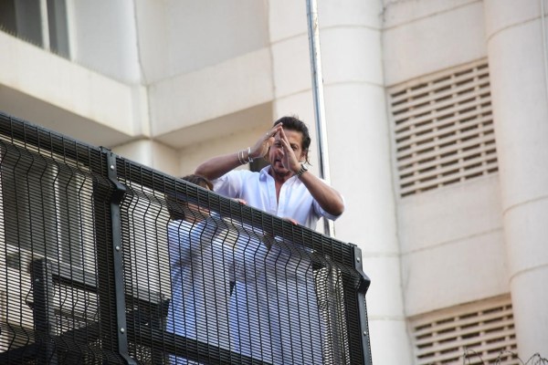 Shah Rukh Khan greets fans gathered outside Mannat on Eid, expresses ...