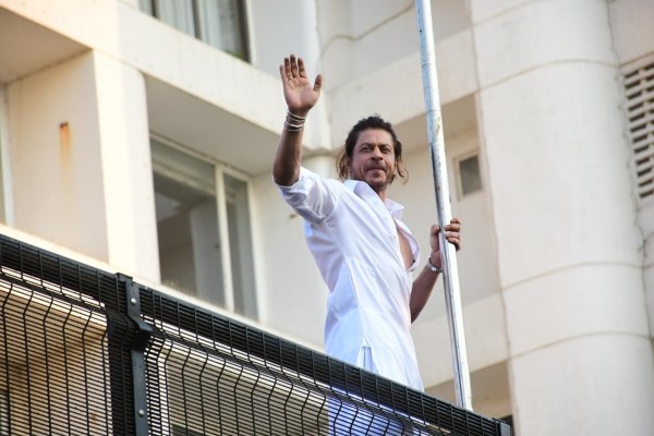  Shah Rukh Khan greets fans on the occasion of Eid. (Photo: Varinder Chawla)