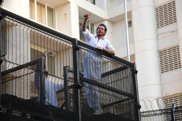 Shah Rukh Khan greets fans gathered outside Mannat on Eid, expresses ...