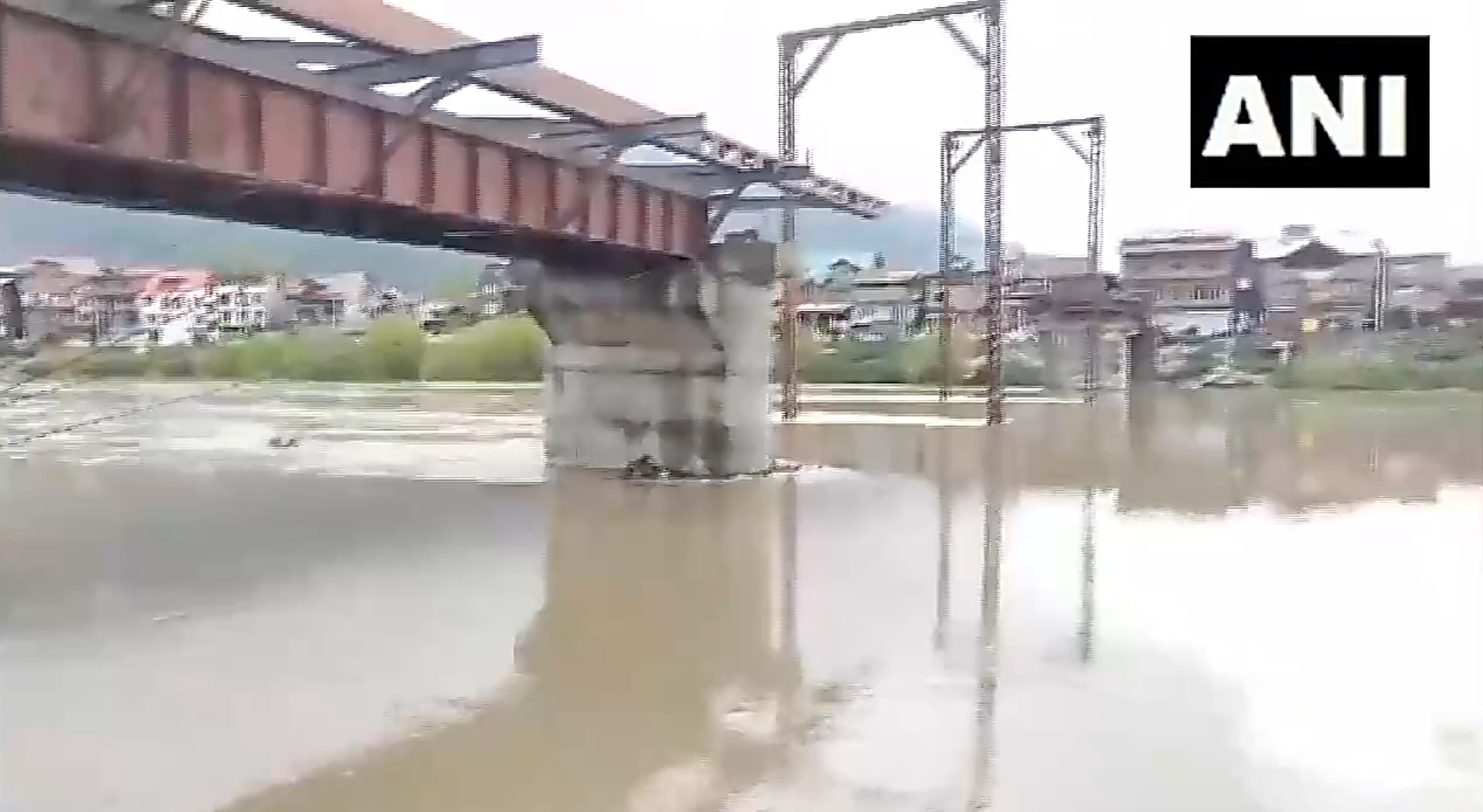 Boat capsizes in Jhelum river in J&K, some people feared missing ...