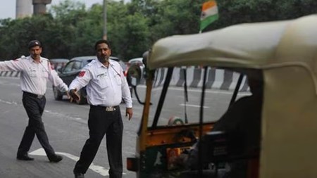 Delhi traffic police, delhi traffic management, illegally parked vehicles, cranes usage, delhi traffic news, delhi news, indian express news