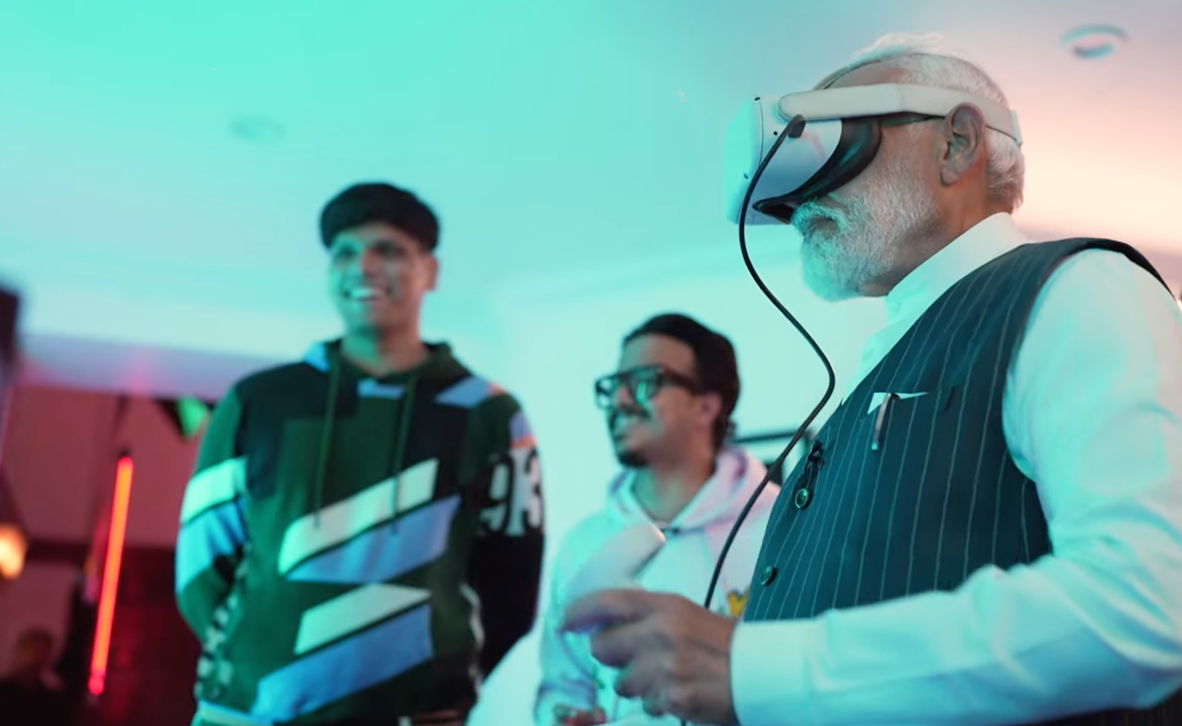 PM Modi playing virtual reality with Indian gaming community