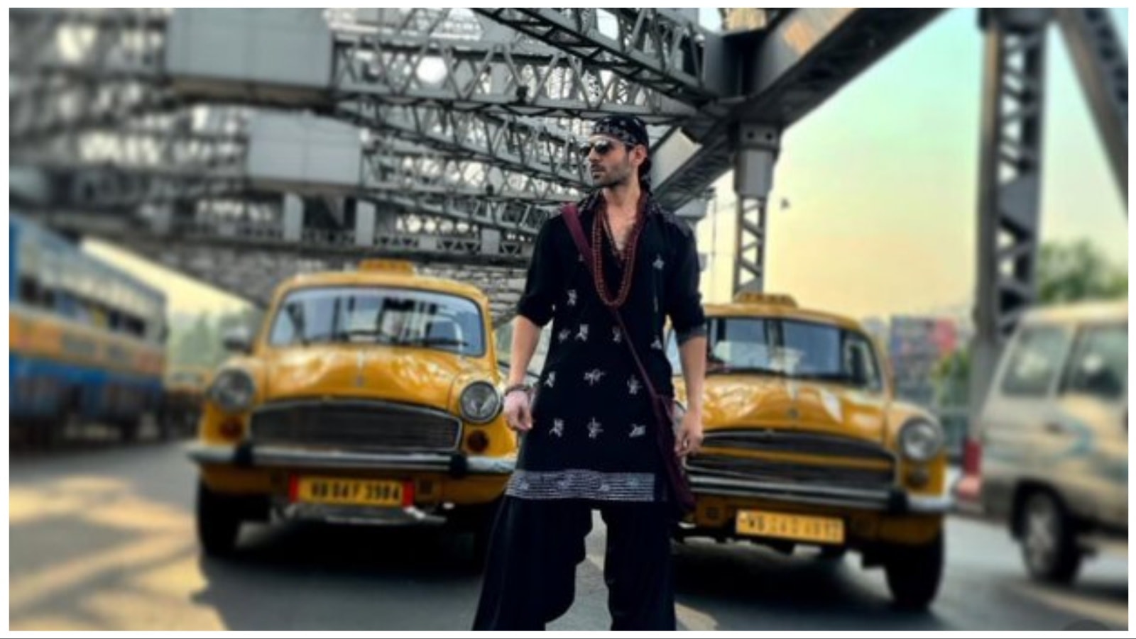 Kartik aaryan’s rooh baba brings kolkata’s howrah bridge to a standstill during bhool bhulaiyaa 3 shoot. Watch videos