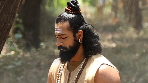 Chhaava 세트에서 유출 된 것으로 추정되는 몇몇 사진은 Chhatrapati Sambhaji Maharaj가 소셜 네트워크에서 바이러스 성이되어 팬과 네티즌 모두에게 깊은 인상을 주면서 Vicky Kaushal을 보여줍니다.