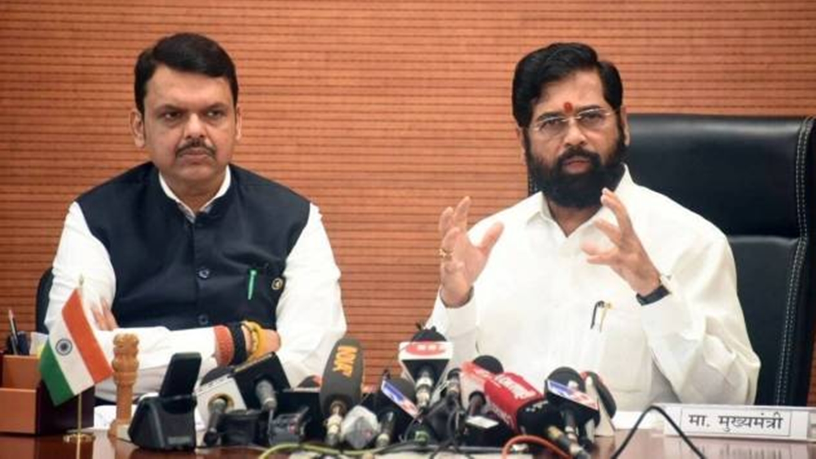 Lok Sabha Polls Eknath Shinde Holds Meeting To Pacify Sena Leaders After Few Sitting Mps 