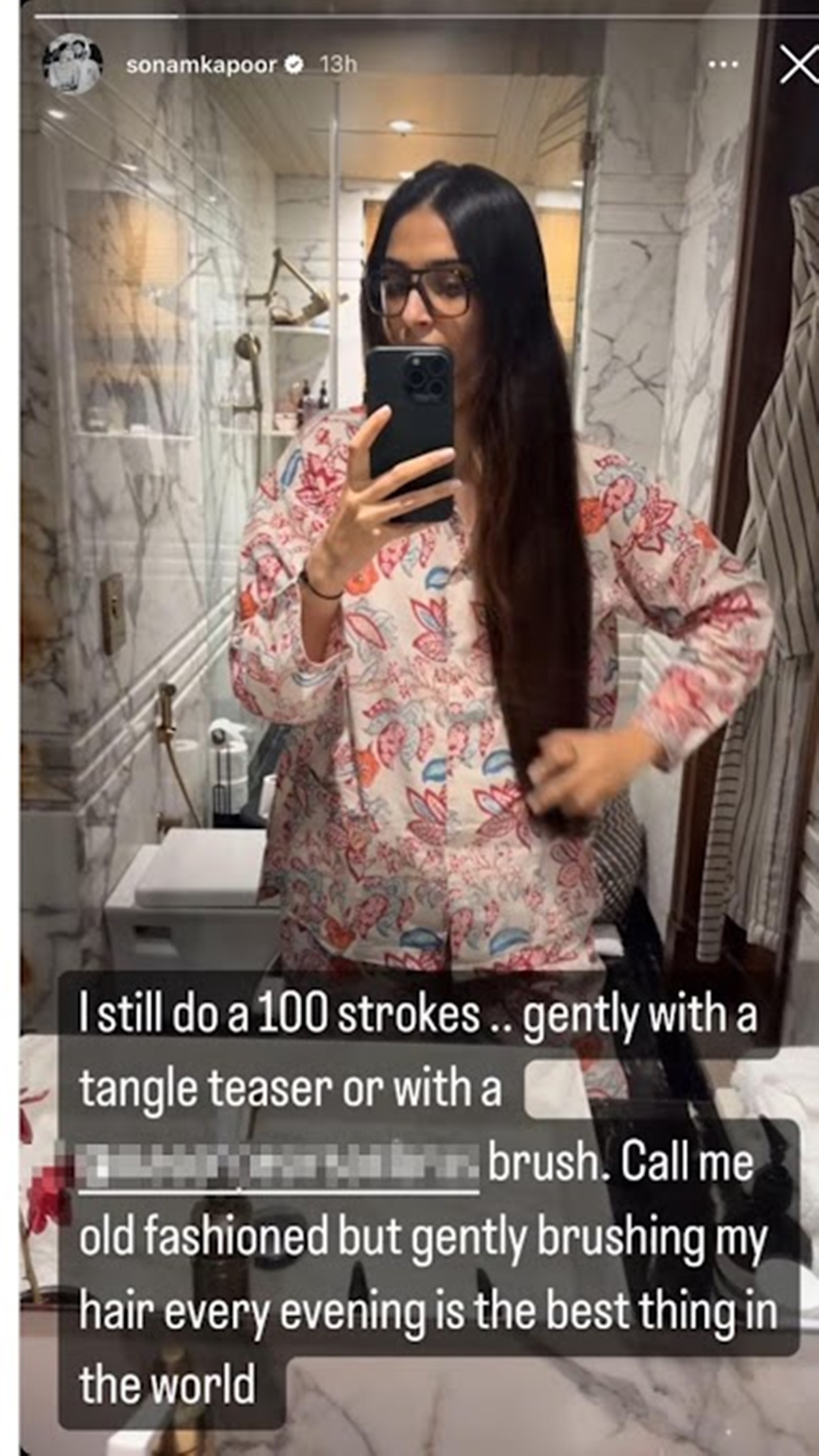 Onam Kapoor, who is known for her impeccable style and beauty, revealed that she still follows the age-old tradition of stroking her hair 100 times using a tangle teezer or hairbrush.