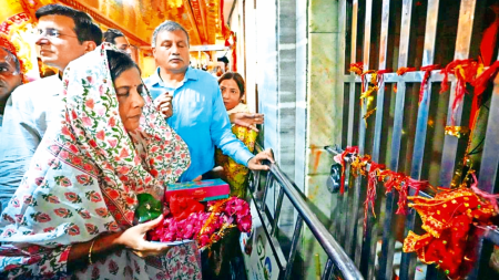 Sunita Kejriwal, Sunita Kejriwal's mandir visit, Bharadwaj’s shobha yatra, BJP’s chalisa, delhi news, India news, Indian express, Indian express India news, Indian express India