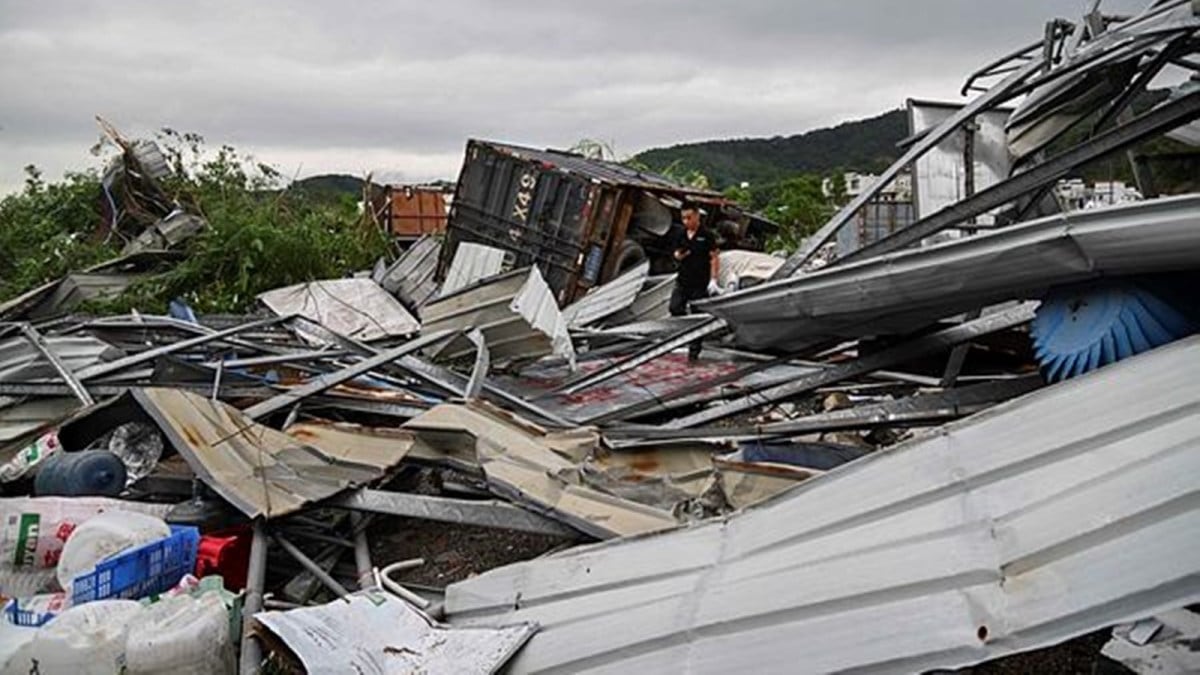 Large amounts of debris swirled in the air. Shandong