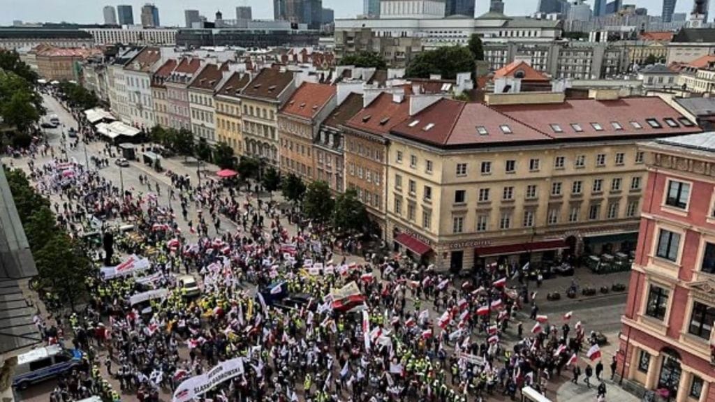 Polish farmers march in Warsaw against EU climate policies and the country’s pro-EU leader