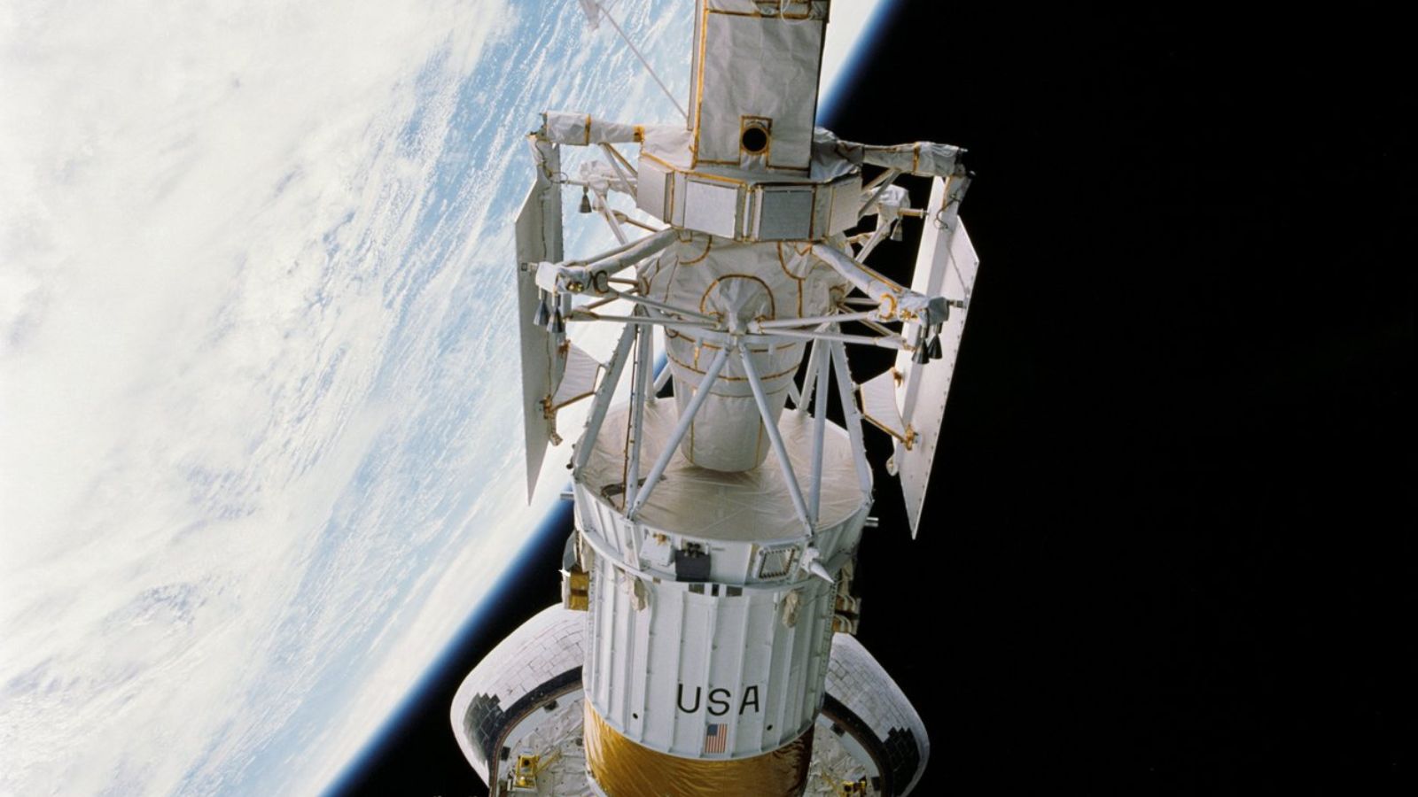 Antes de iniciar sua viagem a Vênus, a espaçonave Magalhães da NASA foi lançada enquanto estava na órbita da Terra pela missão STS-30 do ônibus espacial Atlantis.  Capturada nesta foto de 4 de maio de 1989, Magalhães foi a primeira espaçonave planetária a ser lançada do ônibus espacial.  Crédito: NASA