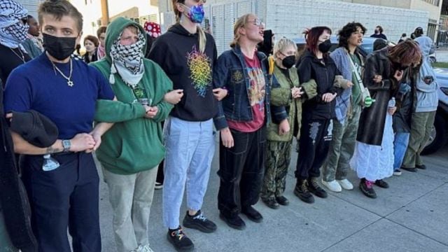 Protesters stand and link arms during a demonstration in support of Palestinians, at the Auraria Campus in Denver, Colorado. (Reuters Photo)