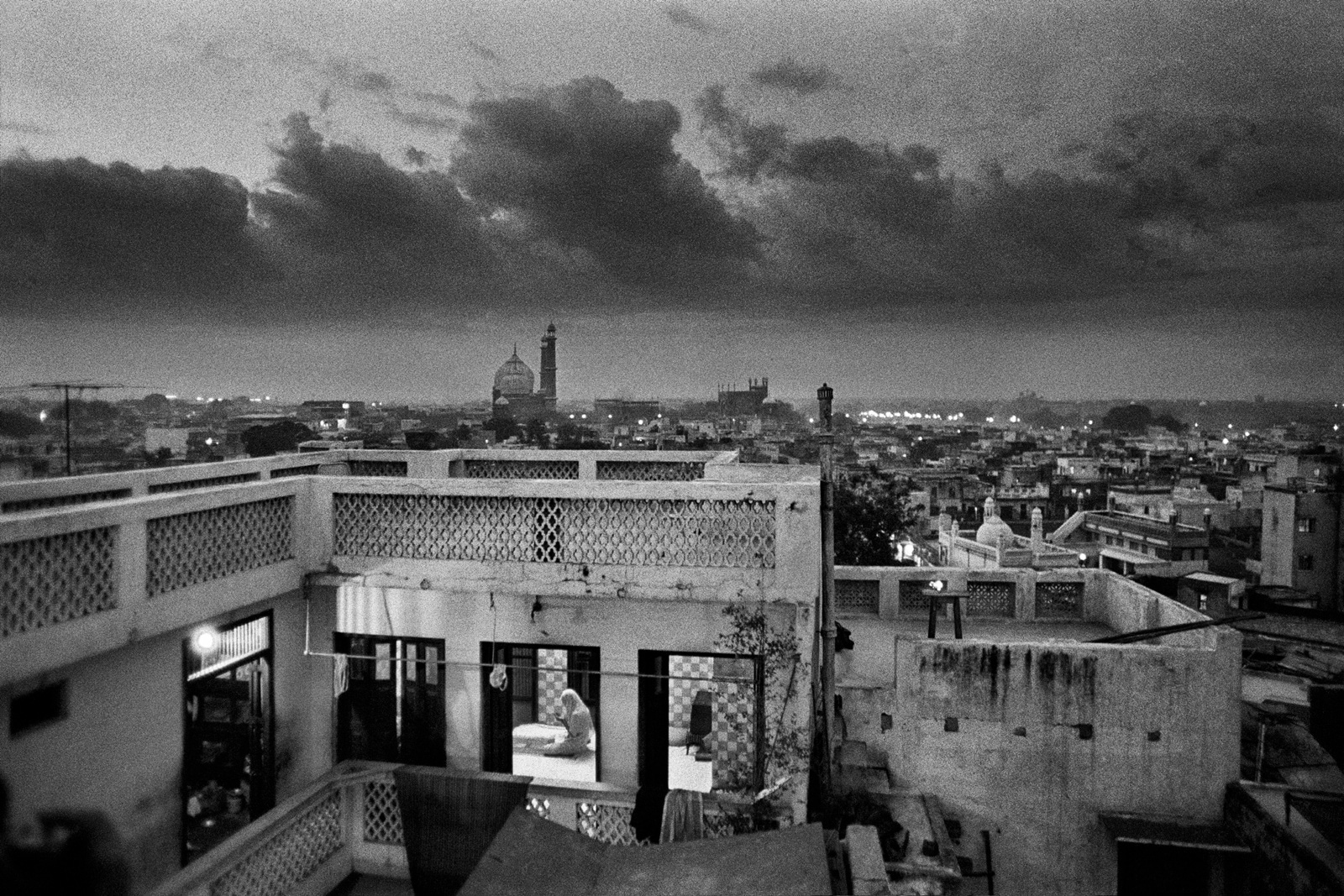 Evening prayer, Jama Masjid, Delhi 1982 (Credit: Raghu Rai & PHOTOINK)