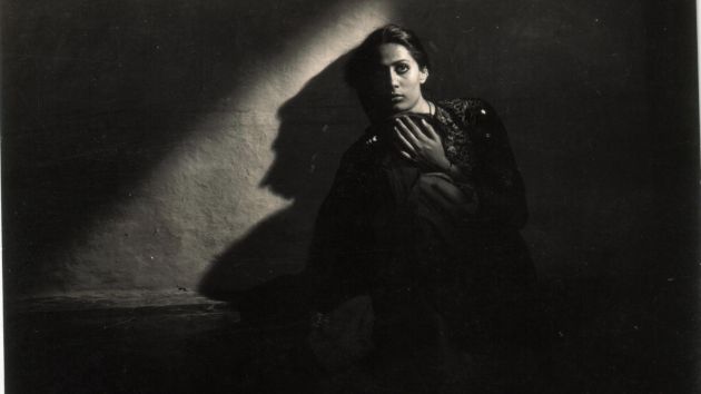 Smita Patil played the role of a local villager, Bindu, whose husband has supposedly left her with their young child.