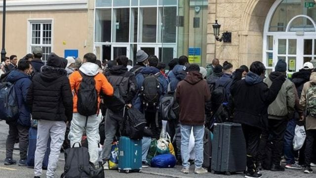 London protest asylum seekers transfer, Peckham protest asylum seekers bus, UK government asylum seekers barge, Bibby Stockholm barge controversy, UK asylum seekers accommodation policy, London Metropolitan Police protest arrests, Rishi Sunak illegal migration policy, Portland Port asylum seekers barge, UK asylum seekers housing cost,