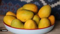 Why should you rinse your mangoes before consuming them?