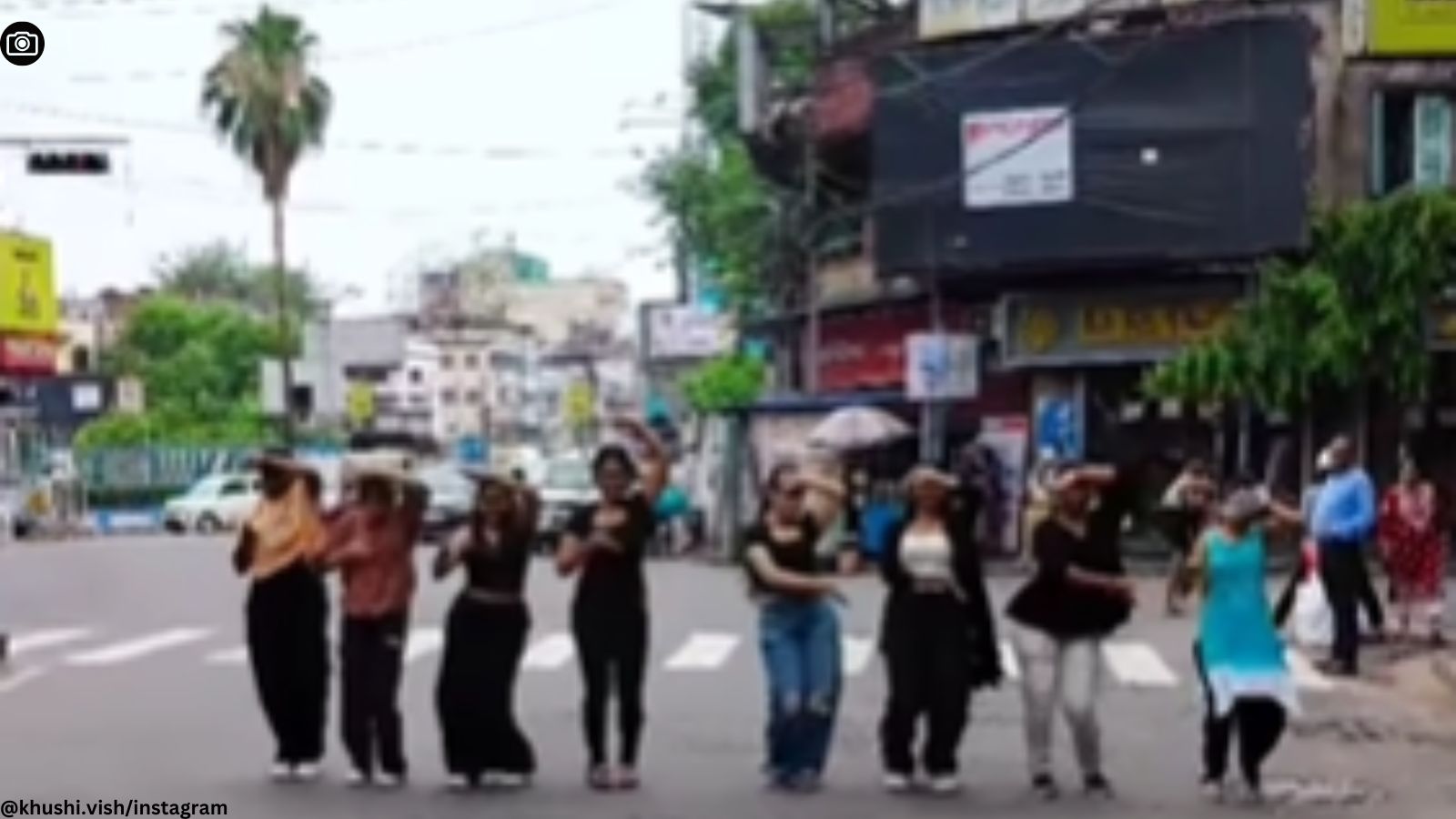 watch-girls-dance-to-zaalim-on-kolkata-street-triggers-intense