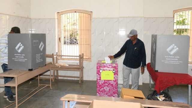 Lok Sabha elections 2024, Gujarat poll issues, exam paper leaks, govt exam paper leaks, govt jobs, Gujarat unemployment, govt job vacancies, drinking water, ban on onion export, Kshatriya protest, Gujarat voters, Gujarat election season, Parshottam Rupala, Gujarat Kshatriya community, gujarat polling day, indian express news