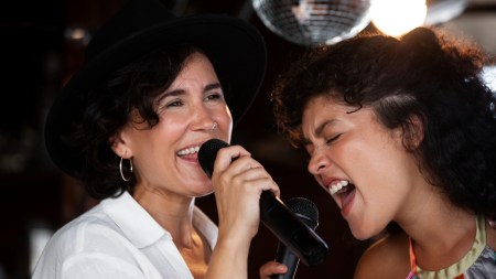 Happy Mother's Day 2024: Karaoke with your mother. (Source/ freepik)