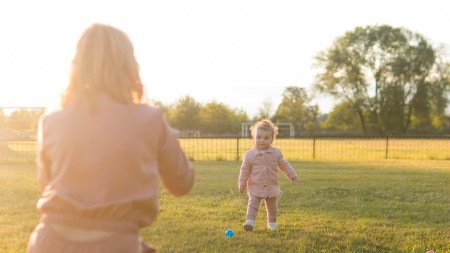 Happy Mother's Day 2024: Outdoor games with your mother. (Source: freepik)