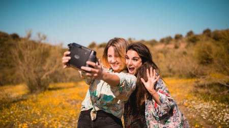 Happy Mother's Day 2024: Photoshoot with your mother. (Source: freepik)