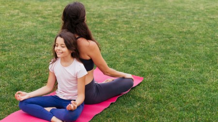 Happy Mother's Day 2024: Yoga with your mother. (Source: freepik)
