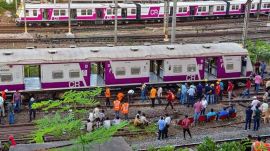 Mumbai, mumbai local, CSMT platform, Harbour Line