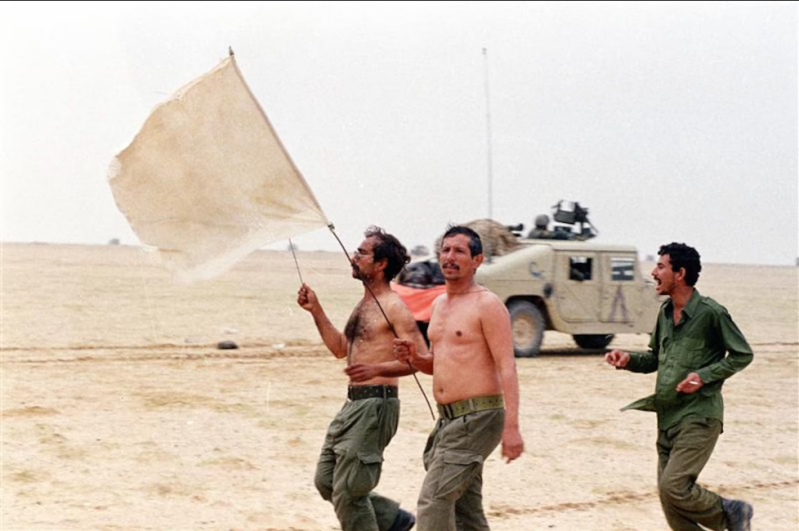 伊拉克士兵在科威特的地面战斗中举着白旗投降（路透社）