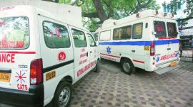 The family members of the woman have alleged that she died as the door of the ambulance was left open.