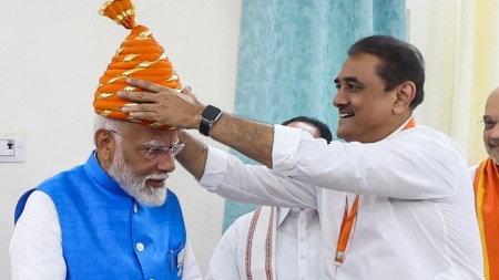 Maratha groups, Opposition fume after Shivaji Maharaj's ‘jiretop’ is placed on PM Modi's head