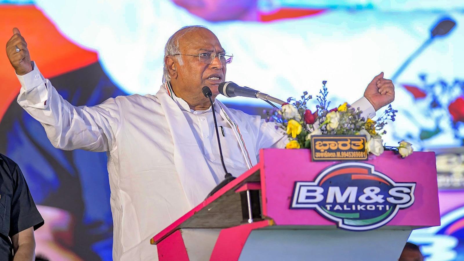 Kharge campaigns in Karnataka