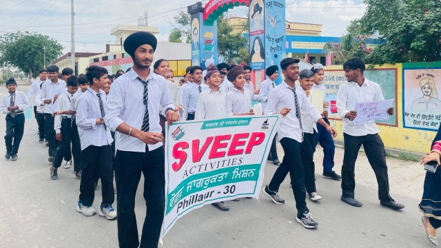 Students take part in SVEEP drive in Jalandhar.