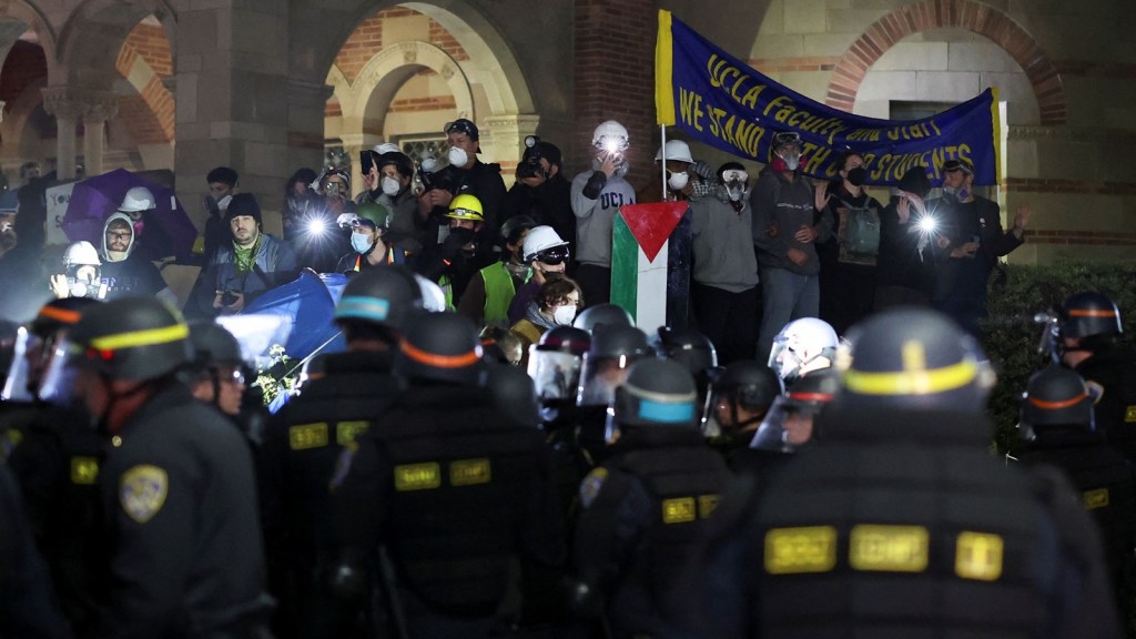 Police and pro-Palestinian demonstrators clash in tense scene at UCLA ...