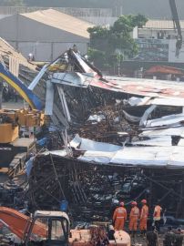 Mumbai hoarding collapse kills 8, injures 7