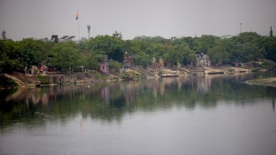 delhi yamuna river, Lok Sabha polls, Settlement along the River Yamuna, flood affected areas near Yamuna, Jaitpur residents issue, delhi weater logging, Red Fort, ITO, delhi pollution, Chhath Puja rituals, Chhath Puja rituals at yamuna, delhi yamuna news, delhi news, indian express news