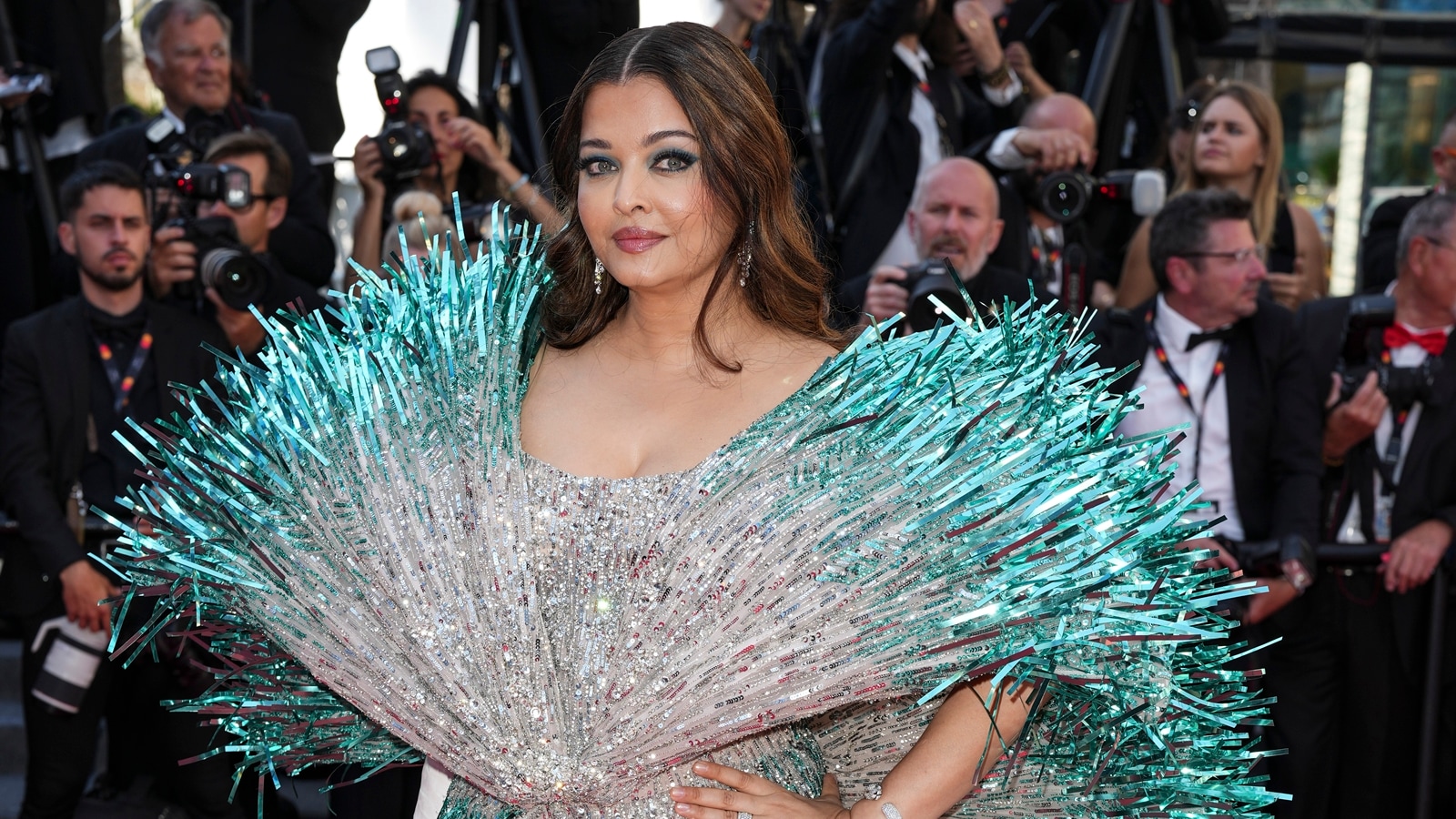 Как сейчас выглядит айшвария рай 2024 фото Aishwarya Rai Bachchan makes heads turn in dramatic evening gown on Cannes day 2