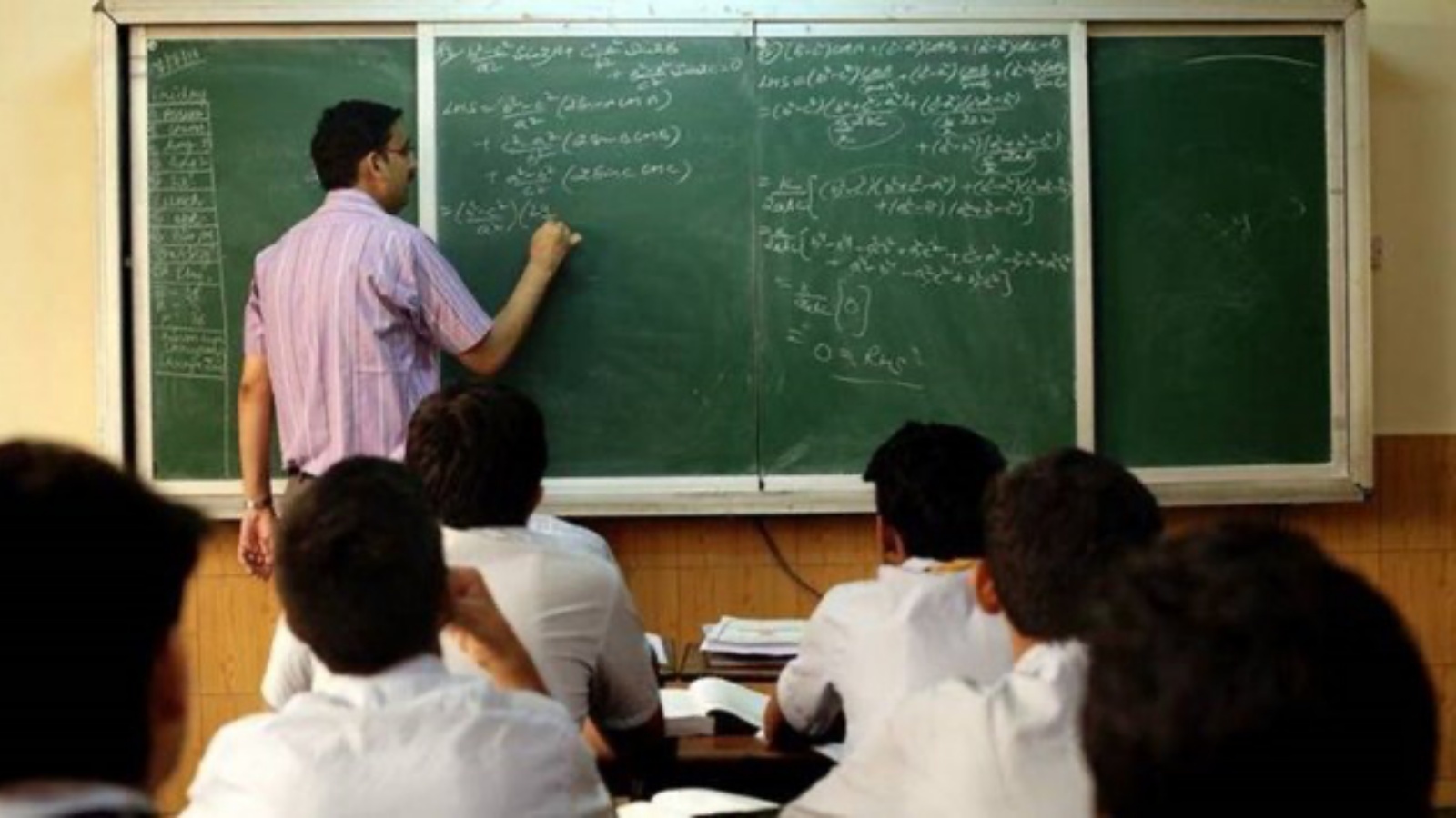 कर्नाटक सरकार का बड़ा फैसला: शिक्षकों के नाम के आगे अब 'Tr' लगाना होगा अनिवार्य