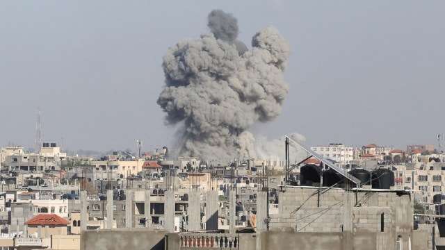 FILE PHOTO: Smoke rises following Israeli strikes, amid the ongoing conflict between Israel and the Palestinian Islamist group Hamas, in Rafah