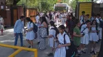 Noida: Students and parents outside Delhi Public School, Noida, after several schools received a bomb threat, in Noida, Wednesday, May 1, 2024. (PTI Photo) (PTI05_01_2024_000004B)
