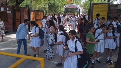 诺伊达：2024 年 5 月 1 日星期三，诺伊达的几所学校收到炸弹威胁后，学生和家长在诺伊达德里公立学校外。（PTI 照片）(PTI05_01_2024_000004B)