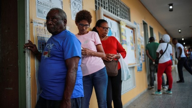 People queue at a polling station to cast their votes in the presidential election in Santo Domingo, Dominican Republic. (Reuters)