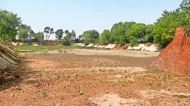Mungeshpur, Deserted lanes, dry ponds, empty fields, delhi summer, delhi heat, delhi news, India news, Indian express, Indian express India news, Indian express India