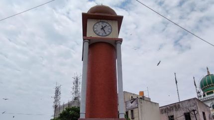 Despite the demolition of the surrounding market, known as the new market, and its reconstruction into Russell Market in the 1920s, the clock tower remained in its original location.