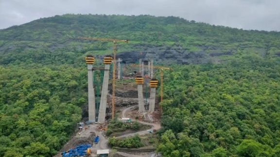 Similarly, on May 19, 2024, from 10:30 am to 12 pm, traffic will be stopped, and vehicles will be diverted from Kusgaon Patkar station to National Highway No. 48, continuing to Pune via Dehu Road.