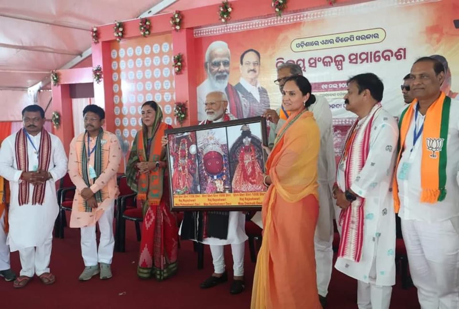 Sangeeta introduced her daughter to Modi during Balangir rally. (Express)
