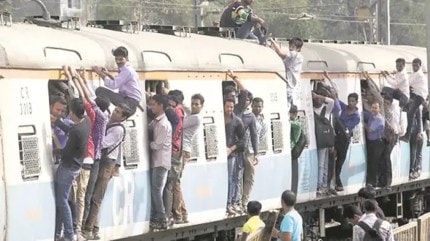 Mumbai overcrowded local trains, mumbai overcrowded trains death, Mumbai Commuters on overcrowded trains , passengers fall to death, Mumbai railway stations, Mumbra railway station, indian express news