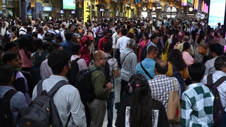 Mumbai Commuters, mumbai overcrowded trains, Mumbai trains, Mumbai rains, Mumbai traffic management, mumbai ghusty winds, indian express news