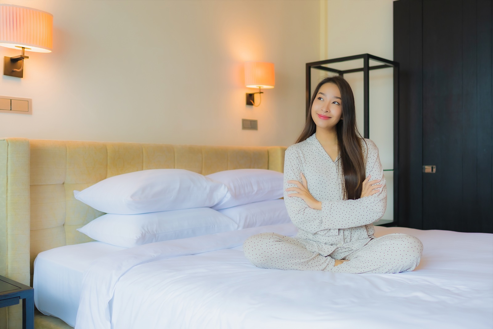 Discover how crisp white linens elevate a hotel's brand by reflecting luxury, sophistication, and exceptional hospitality. 