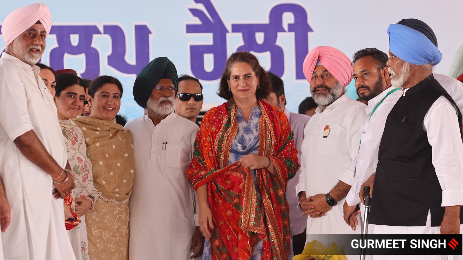 A secretária-geral do Congresso, Priyanka Gandhi, em um comício de campanha em Khanna, Punjab, no domingo.  (Foto expressa de Gurmeet Singh)