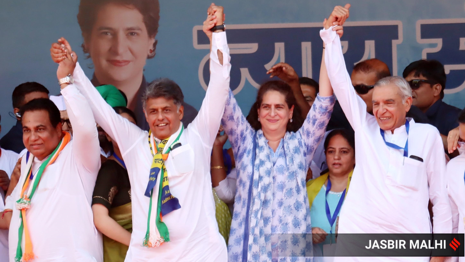 Pawan Bansal gets pushed by AAP women councillors at Priyanka Gandhi ...