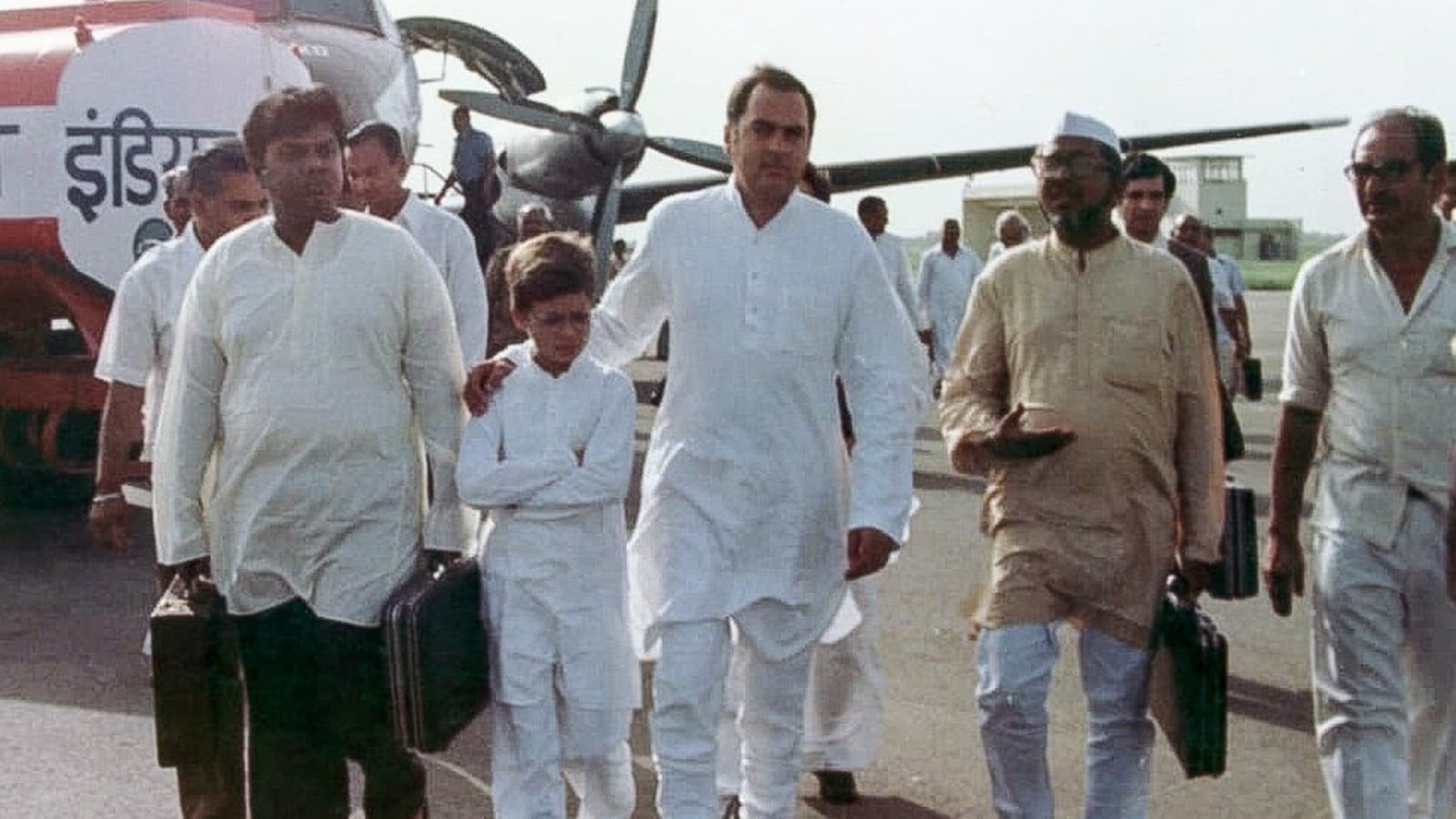 rahul gandhi pays tribute to rajiv gandhi